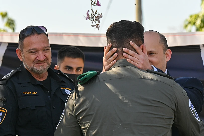 רה''מ נפתלי בנט והמפכ''ל קובי שבתאי עם לוחמי מג''ב