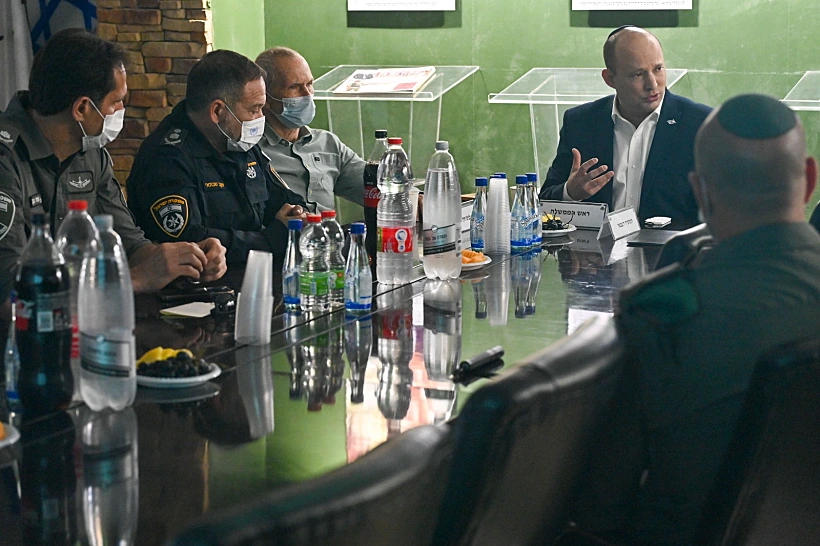 רה''מ נפתלי בנט, שר הבט''פ עמר בר-לב והמפכ''ל קובי שבתאי בהערכת מצב