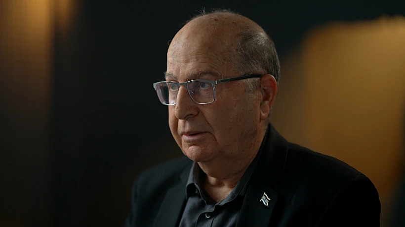 בוגי יעלון, מלחמה על הבית