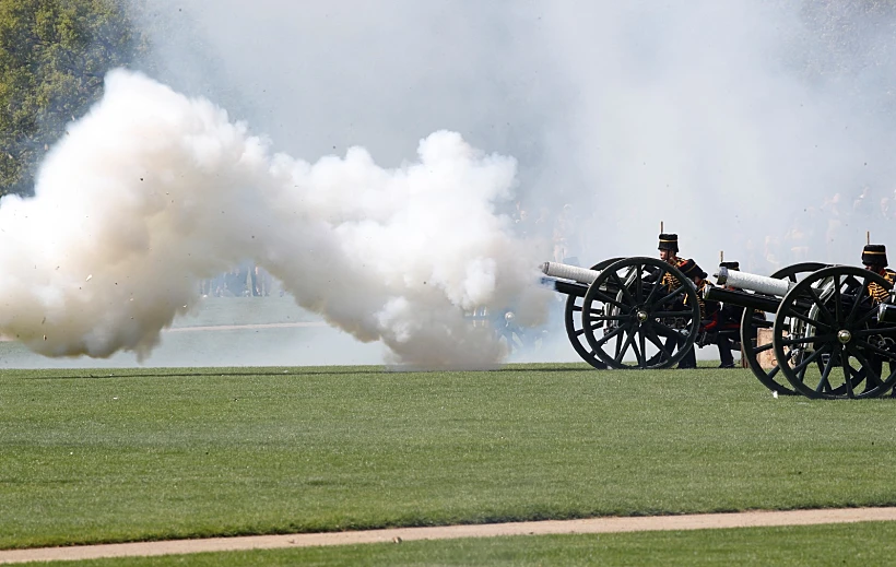 חיל התותחנים המלכותי במטח כבוד לרגל יום הולדתה ה-96 של המלכה אליזבת