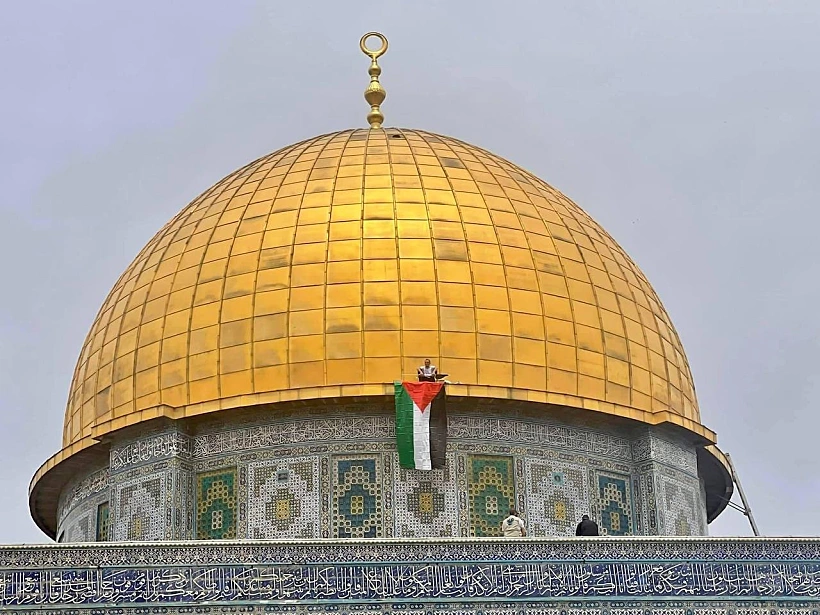 דגל פלסטין מונף בכיפת הסלע