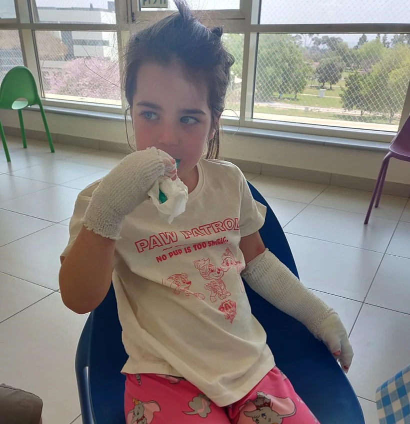 נאלצה לקבל טיפול רפואי בעקבות מגע עם עץ תאנה