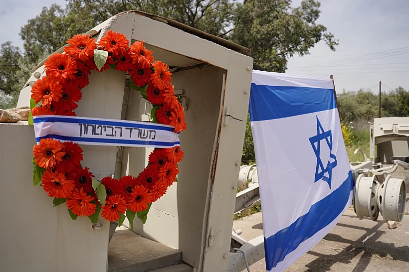 נגמ''ש עם דגל לאירוע יום הזיכרון