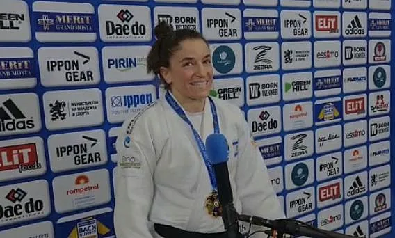 תמנע נלסון לוי לאחר זכייתה במדליית הזהב