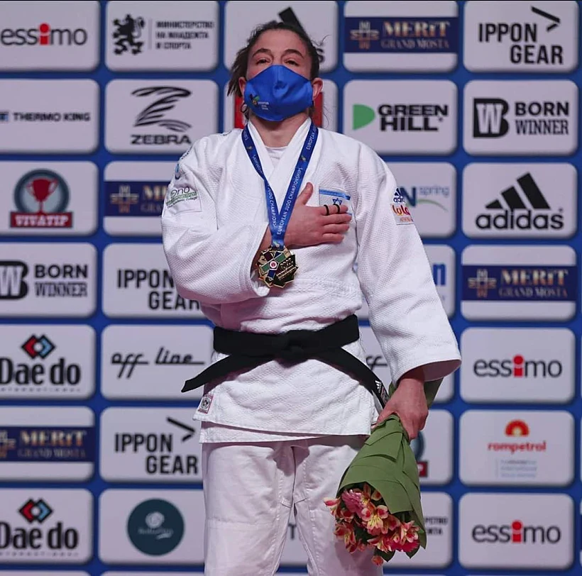 תמנע נלסון לוי לאחר זכייתה במדליית הזהב