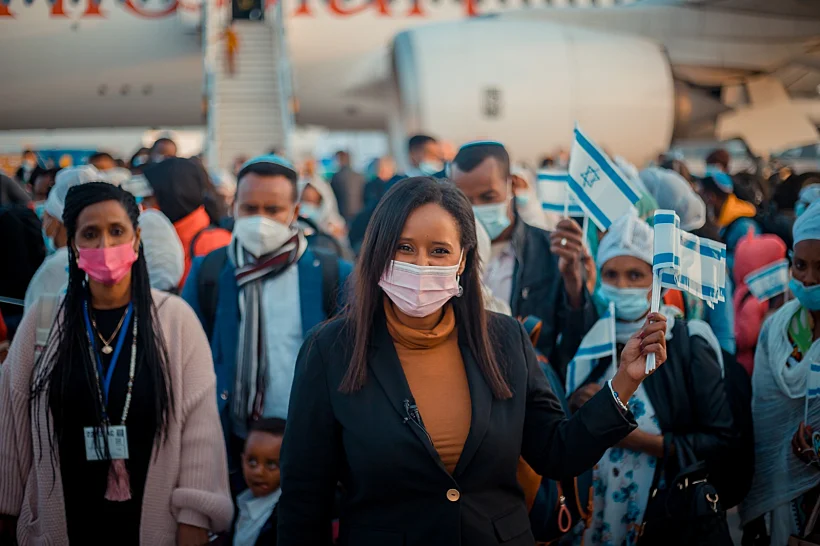 השרה תמנו-שטה מקבלת את העולים בנמל התעופה