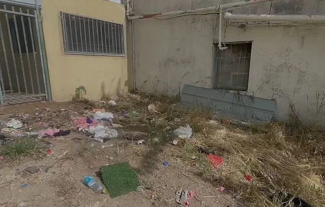 הלכלוך בכניסה האחורית של ''בית דפנה'' בחולון