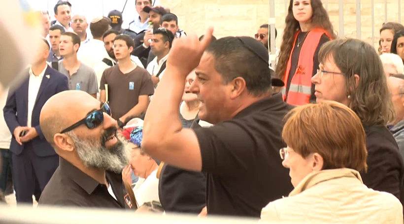 אביה של סגן שיר חג'אג' צועק על ראש הממשלה בנט