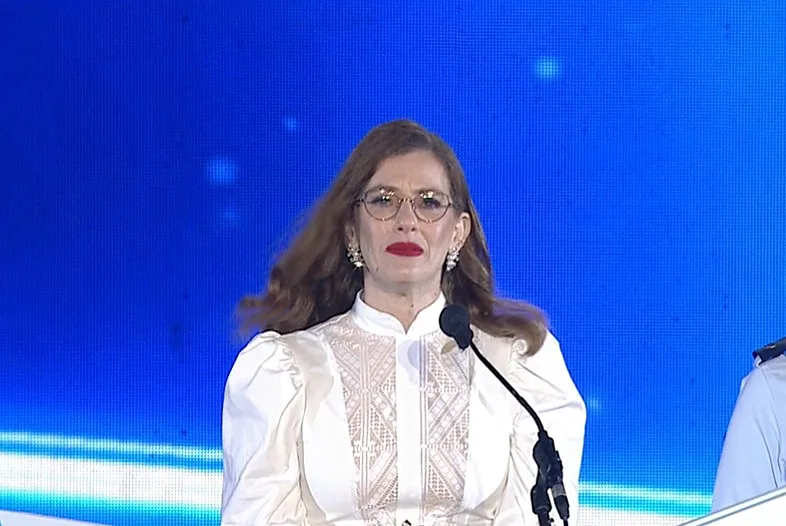 יעל שרר משיאה את המשואה בדמעות