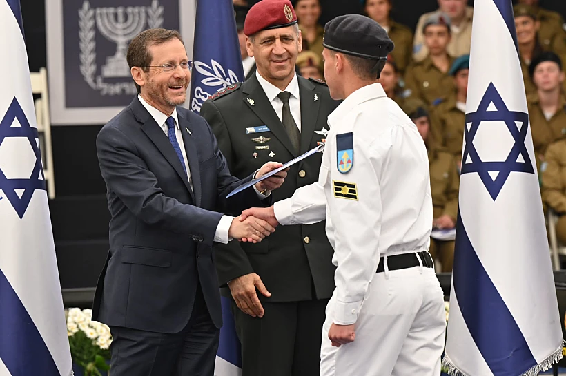 הנשיא יצחק הרצוג והחיילים המצטיינים בבית הנשיא