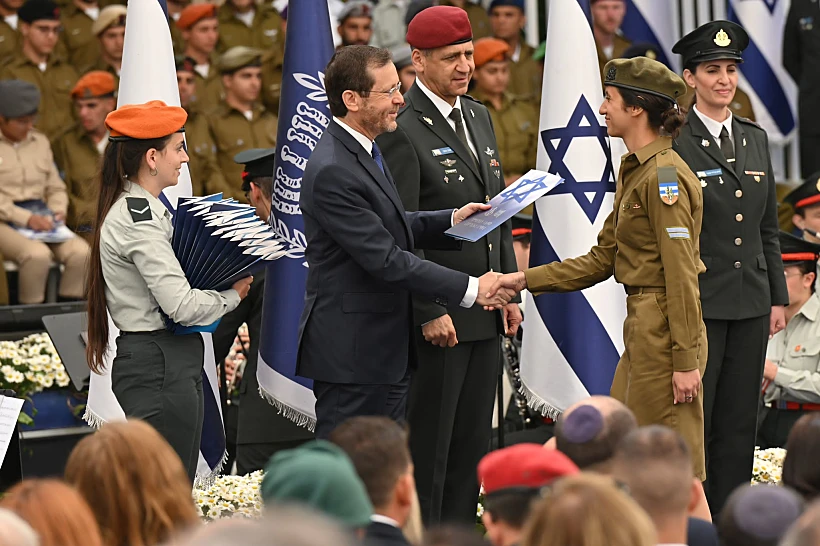 הנשיא יצחק הרצוג והחיילים המצטיינים בבית הנשיא