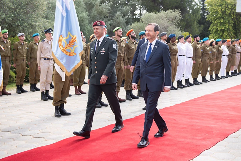 הנשיא יצחק הרצוג עם הרמטכ''ל אביב כוכבי בטקס המצטיינים בבית הנשיא