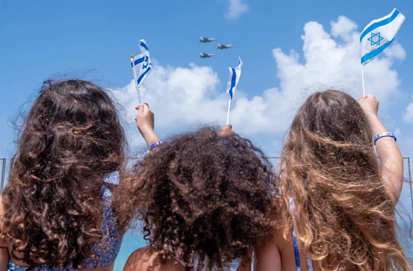 ילדים צופים במטס חיל האוויר המסורתי