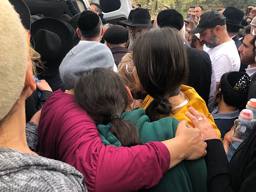 אשתו ובנותיו של בועז גול בהלווייתו