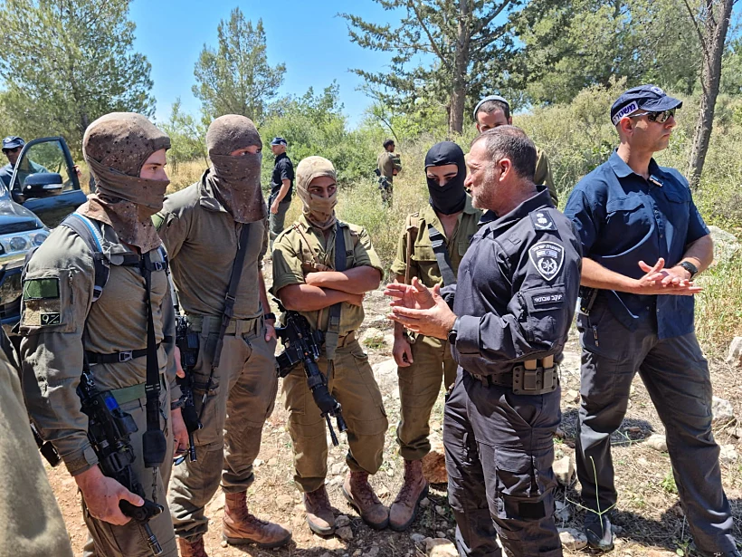 המפכ''ל מבקר בזירת תפיסת המחבלים