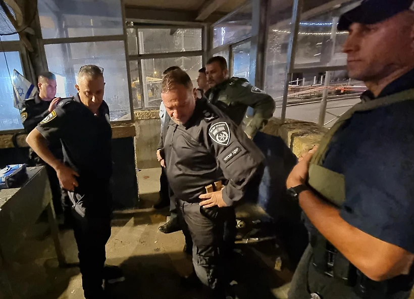 המפכ''ל קובי שבתאי בזירת הפיגוע בשער שכם בירושלים