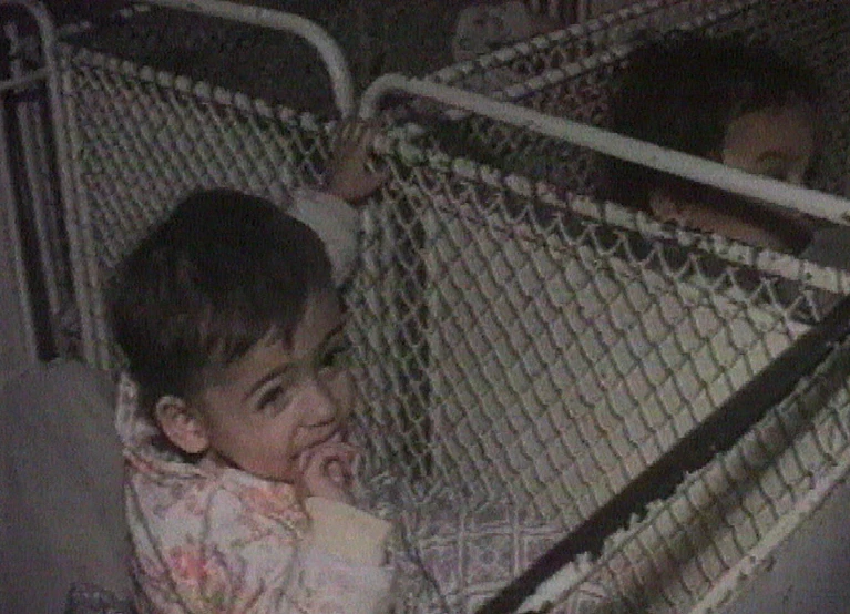 אבודים עונה 14, בית ילדים ברומניה הקומוניסטית, ילדי צ'אושסקו