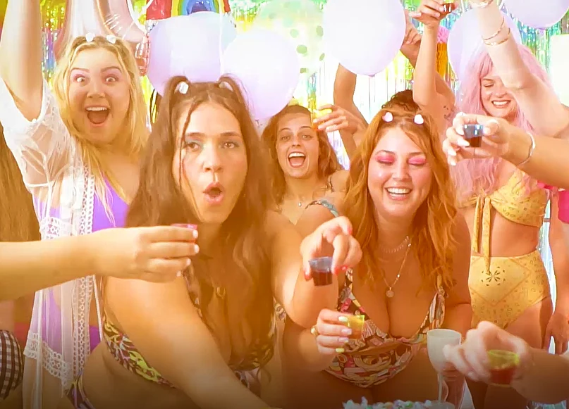 הנשים שמסרבות להסתיר את גופן בקיץ