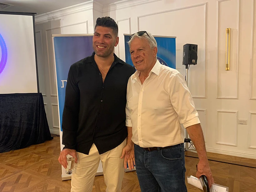 אורי ששון במסיבת העיתונאים לצד יו''ר איגוד הג'ודו משה פונטי