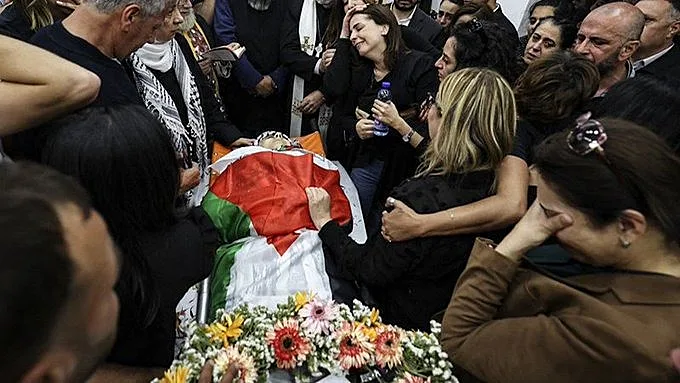 גופתה של שירין אבו עאקלה בטקס הממלכתי ברמאללה