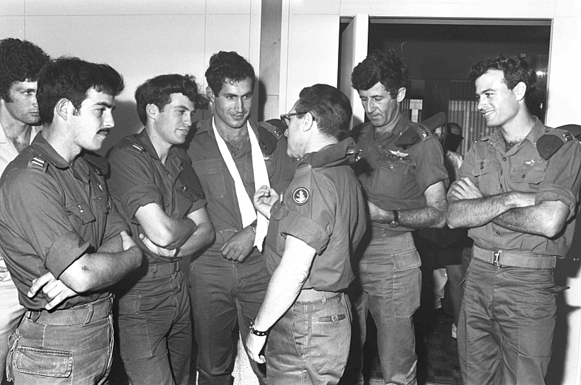 טקס בבית הנשיא זלמן שזר למשתתפי המבצע. בין היתר: דדו, גנדי, אהוד ברק ובנימין נתניהו כשידו חבושה