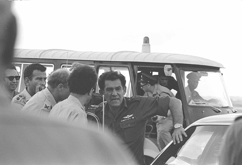 המבצע לשחרור נוסעי מטוס סבנה מימין לשמאל הרמטכ''ל רא''ל דוד (דדו) אלעזר, תא''ל אריה שלו - ראש מחלקת המחקר באמ''ן (פניו מוסתרות), סא''ל עוזי יאירי מפקד סיירת מטכ''ל לשעבר ורל''ש הרמטכ''ל באותו מועד.