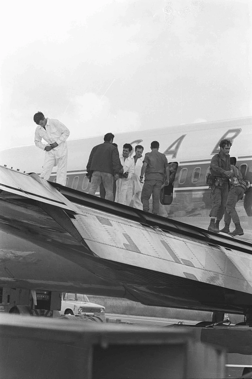 סיירת מטכ''ל עם סרבלים לאחר ההשתלטות, משה דיין עולה למטוס החטוף, מפקדים בכירים