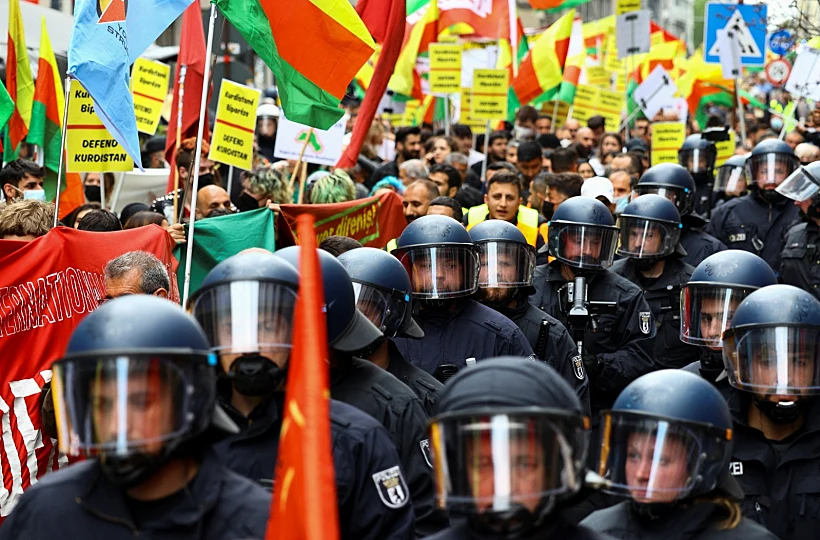 הפגנה פרו-כורדית בברלין על רקע המבצע הצבאי של טורקיה נגד האוכלוסייה הכורדית בסוריה ועיראק, מרץ 2022