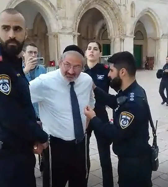 מתוך תיעוד עיכוב אחד המתפללים בהר הבית