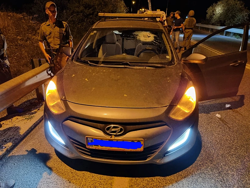 המכונית שנפגעה מיידוי אבנים בכביש 60