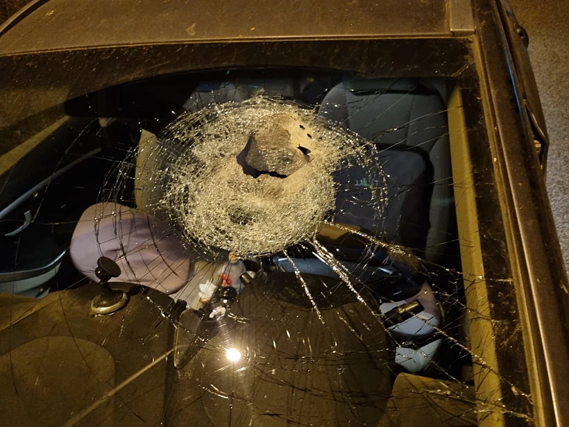 המכונית שנפגעה מיידוי אבנים בכביש 60