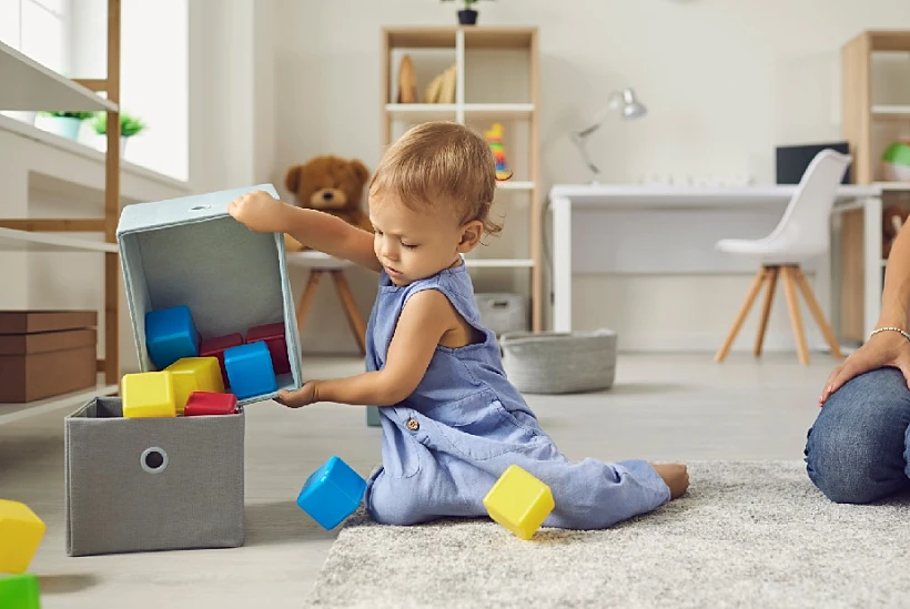 תינוק מסדר צעצועים