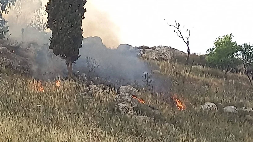 שדה שהוצת באזור הכפר בורקה