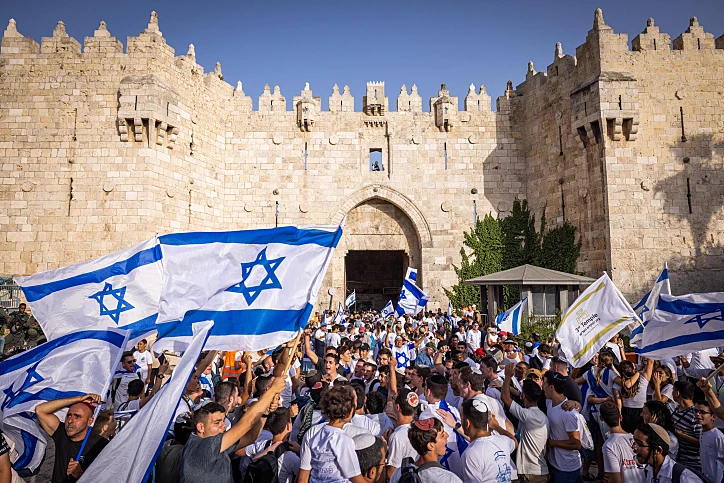 מצעד הדגלים עובר בשער שכם