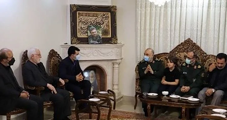 מפקד משמרות המהפכה בביתו של הקצין שחוסל