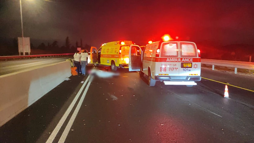 זירת התאונה בה נהרג רוכב אופנוע בכביש 4