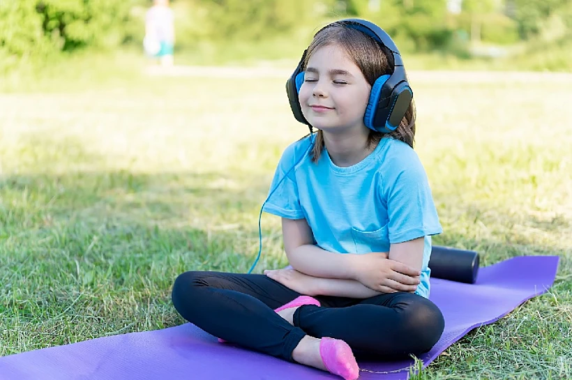 ילדה שומעת מוזיקה
