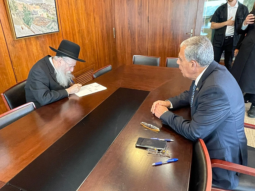 ח''כ יעקב ליצמן מגיש את ההתפטרות ליו''ר הכנסת מיקי לוי
