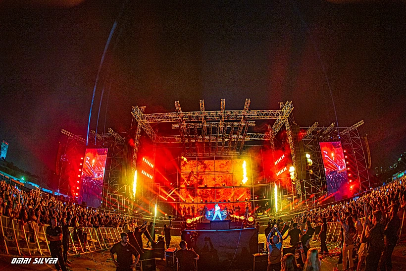 עדן חסון מופיע בפארק הירקון