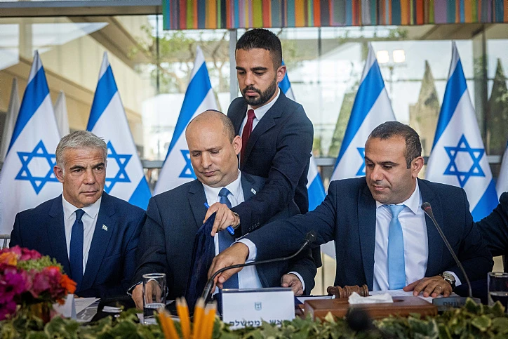 מתן סידי, דוברו של בנט, עם רה''מ בנט ושר החוץ לפיד