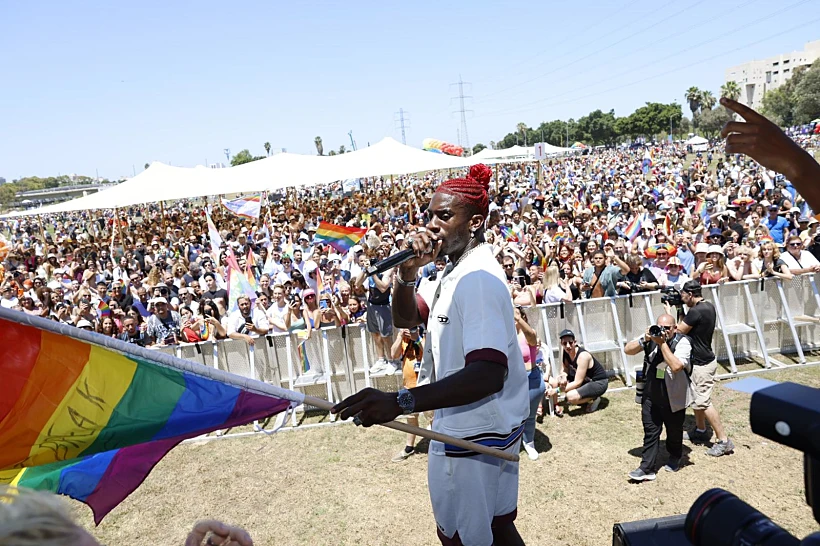 הזמר סטפן לגר על במת ההזנקה בספורטק