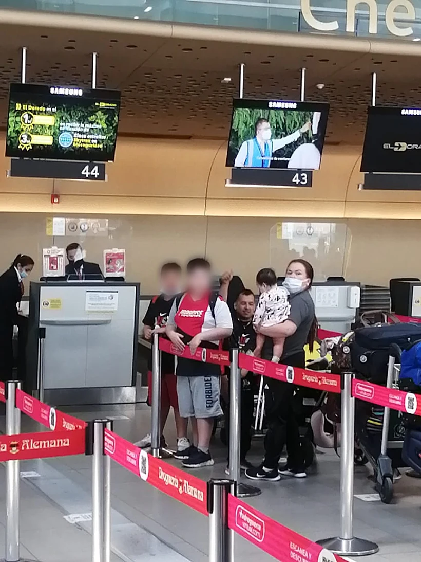 משפחת ארבולדה ממתינה בשדה התעופה בקולומביה