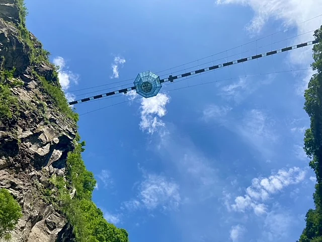 מבט מלמטה על הגשר