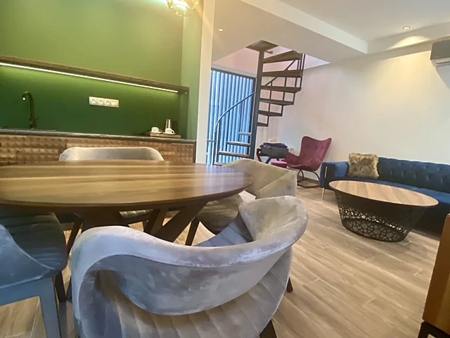 הריזורט שניצב ליד הגשר השקוף בגאורגיה