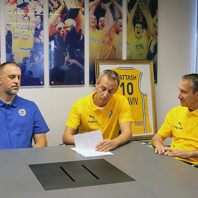 עודד קטש חותם על החוזה לצד דיוויד בלאט וניקולה וויצ'יץ'