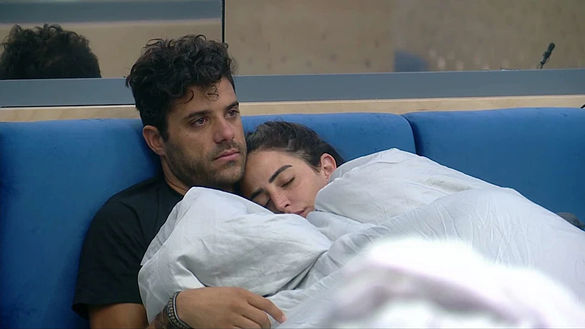 אליאב טעטי ובר כהן מחובקים במיטה | האח הגדול 4