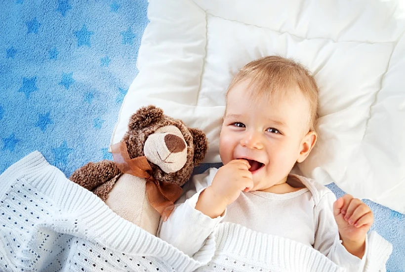 תינוק עם חפץ מעבר