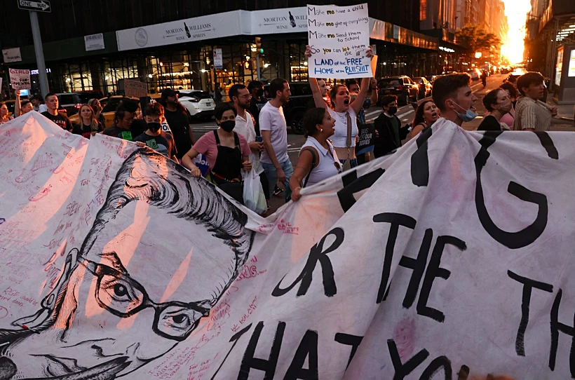 הפגנת מחאה בניו יורק נגד ההחלטה לבטל את הזכות להפלה