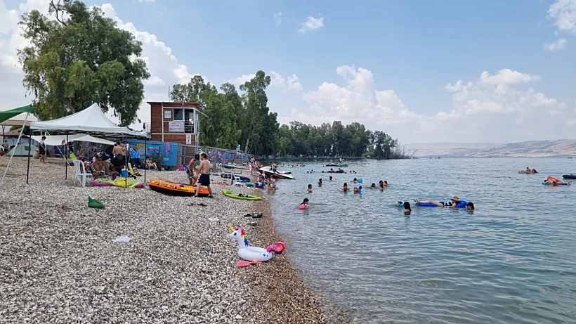 מבלים בחוף סוסיתא בכנרת