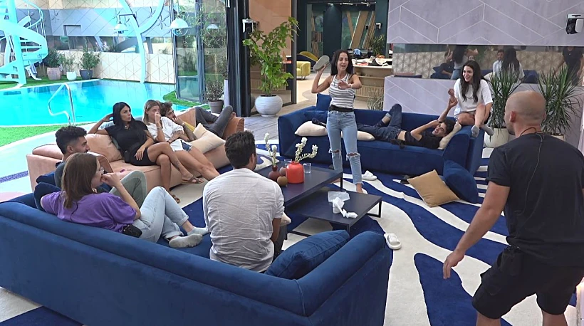 הדיירים משחקים בסלון